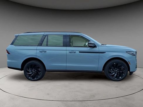 New 2026 Lincoln Navigator Reserve w/ Jet Appearance Package AWD/4WD image 9