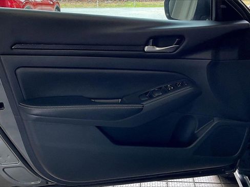 Used 2025 Nissan Altima 2.5 SV image 2