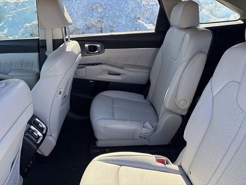 Used 2023 Kia Sorento SX Prestige image 16