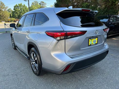 Used 2023 Toyota Highlander XLE FWD image 6