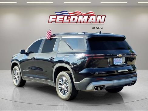 Used 2024 Chevrolet Traverse LT w/ Trailering Package FWD image 3