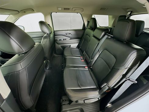 Used 2025 Nissan Pathfinder SL AWD/4WD image 27