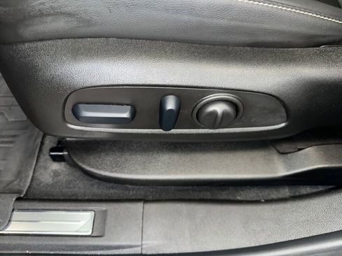 Certified 2023 GMC Acadia SLT w/ Preferred Package image 3