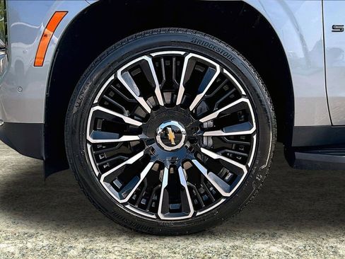 Used 2025 Chevrolet Suburban High Country RWD image 35