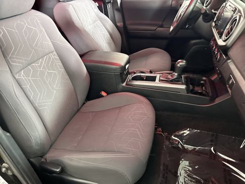 Used 2017 Toyota Tacoma TRD Sport AWD/4WD image 26