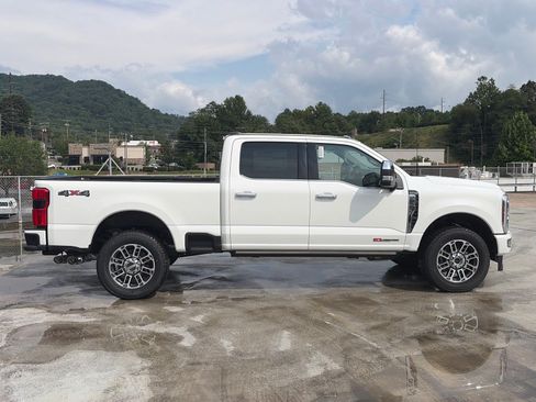 New 2026 Ford F250 Platinum w/ Platinum Plus Package AWD/4WD image 2