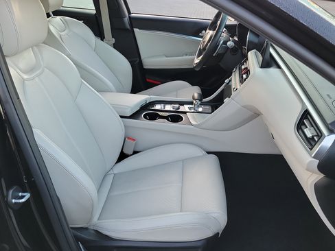 Certified 2025 Genesis G70 2.5T image 20