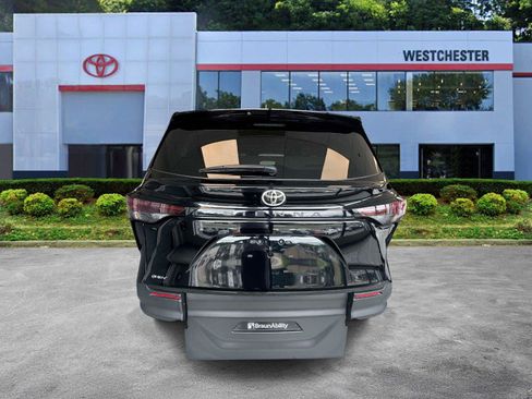 Used 2026 Toyota Sienna LE FWD image 6