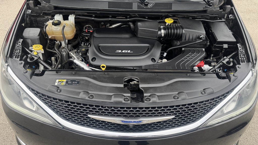 Used 2019 Chrysler Pacifica Limited w/ Tire & Wheel Group FWD image 10
