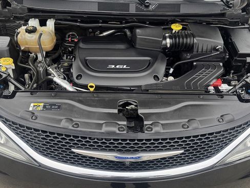 Used 2019 Chrysler Pacifica Limited w/ Tire & Wheel Group image 10