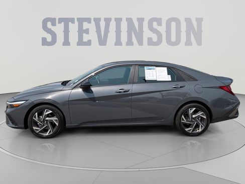 Used 2025 Hyundai Elantra Sport FWD image 2