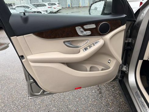Used 2019 Mercedes-Benz GLC 300 image 18
