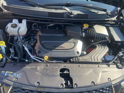 Used 2024 Chrysler Pacifica Touring-L image 13