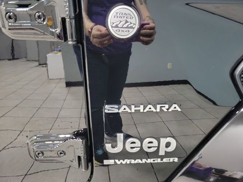 Used 2024 Jeep Wrangler Sahara AWD/4WD image 17