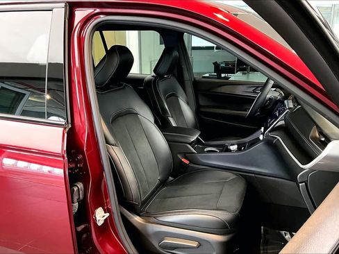 Used 2025 Jeep Grand Cherokee Altitude RWD image 9