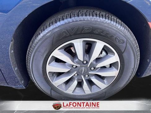 Used 2024 Chrysler Pacifica Limited FWD image 30
