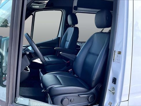 Used 2025 Mercedes-Benz Sprinter 2500 image 7