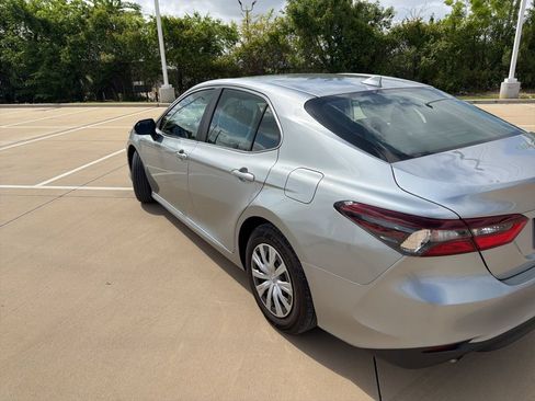Used 2021 Toyota Camry LE FWD image 5