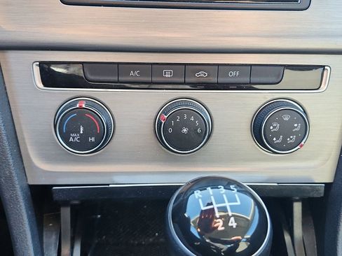 Used 2016 Volkswagen Golf S image 21