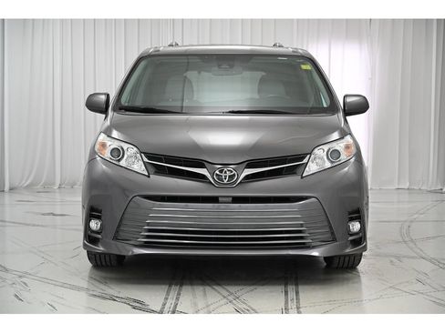 Used 2018 Toyota Sienna XLE image 3