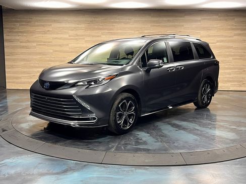 Used 2025 Toyota Sienna Platinum image 6