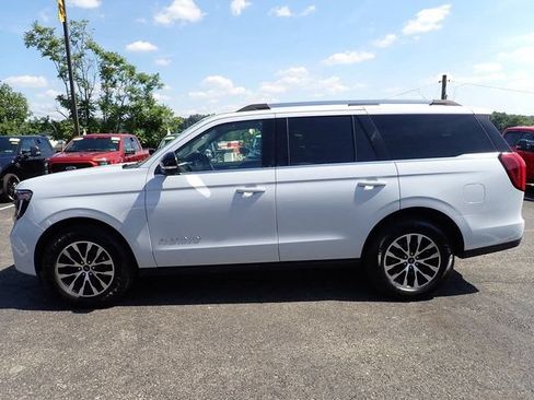Used 2025 Ford Expedition Platinum AWD/4WD image 2