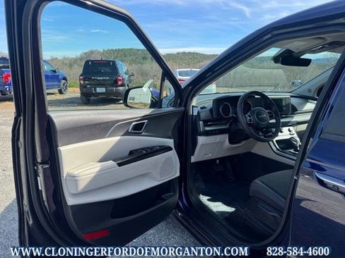 Used 2023 Kia Carnival LX image 11