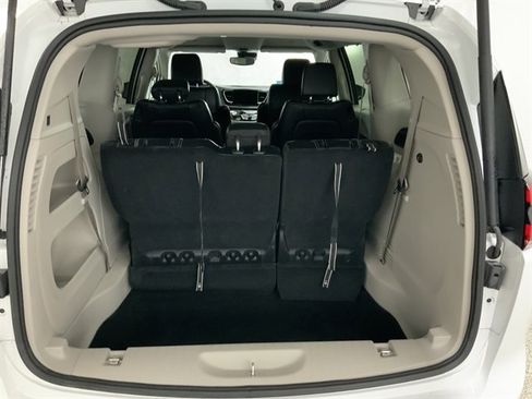 Used 2024 Chrysler Pacifica Touring-L image 9