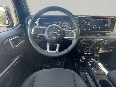 Used 2025 Jeep Wrangler Unlimited Sahara AWD/4WD image 8