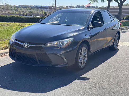 Used 2017 Toyota Camry SE image 2
