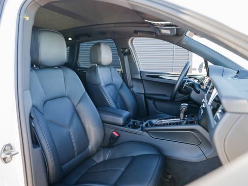 Certified 2025 Porsche Macan image 28