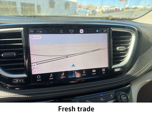 Used 2023 Chrysler Pacifica Limited w/ Uconnect Theater Family Group image 16