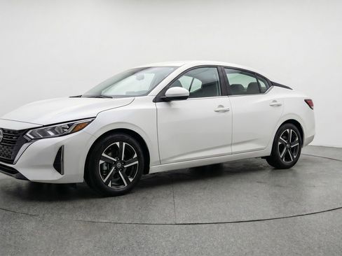 Used 2025 Nissan Sentra SV image 3