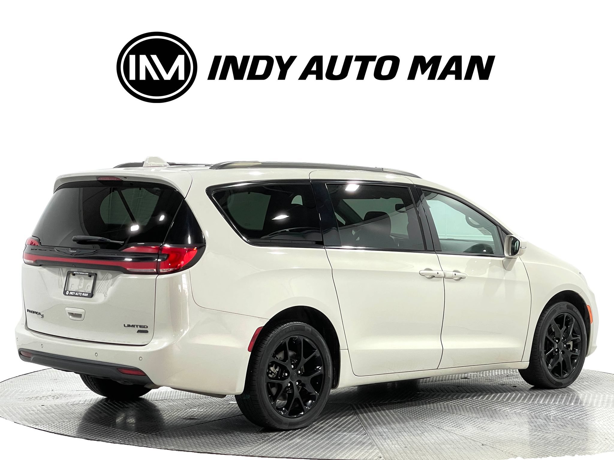 Used 2021 Chrysler Pacifica Limited w/ S Appearance Package AWD/4WD image 4