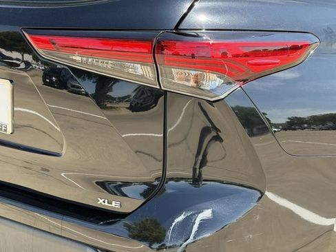 Used 2022 Toyota Highlander XLE FWD image 7