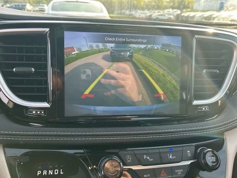 Used 2024 Chrysler Pacifica Limited FWD image 8