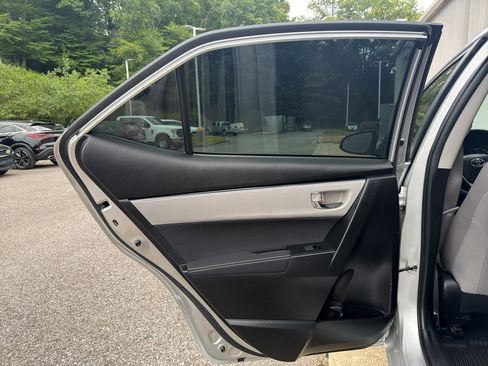 Used 2018 Toyota Corolla LE FWD image 12