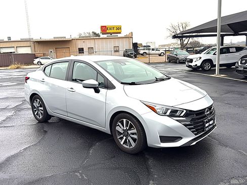 Used 2023 Nissan Versa SV image 4