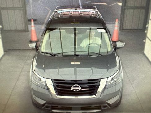 Used 2025 Nissan Pathfinder SL FWD image 2