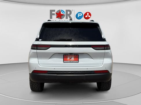 Used 2023 Jeep Grand Cherokee Altitude RWD image 4