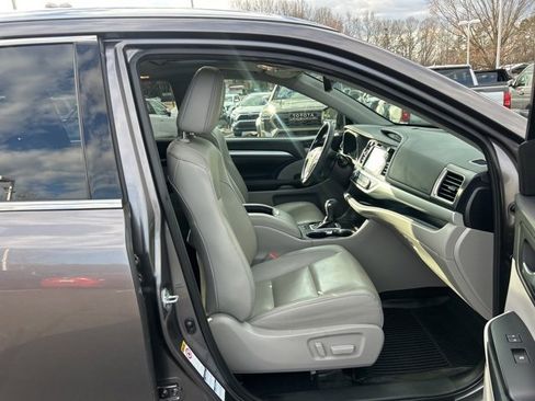 Used 2019 Toyota Highlander XLE image 17