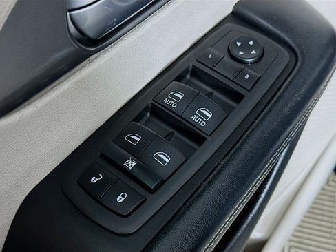 Used 2022 Chrysler Pacifica Touring-L AWD/4WD image 17