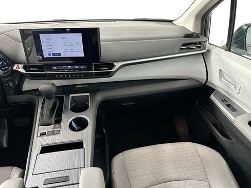 Used 2025 Toyota Sienna LE image 24