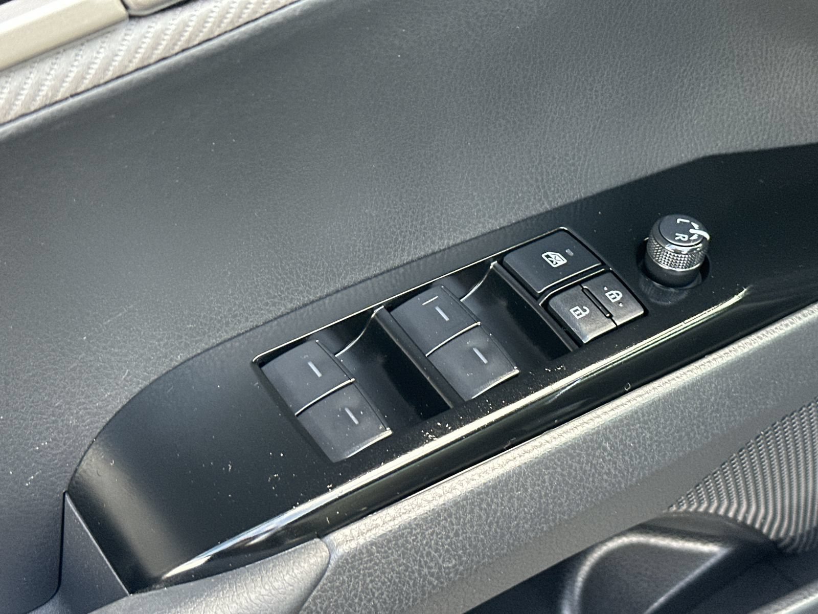Used 2025 Toyota Camry SE FWD image 15