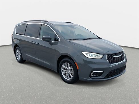 Used 2022 Chrysler Pacifica Touring-L image 3