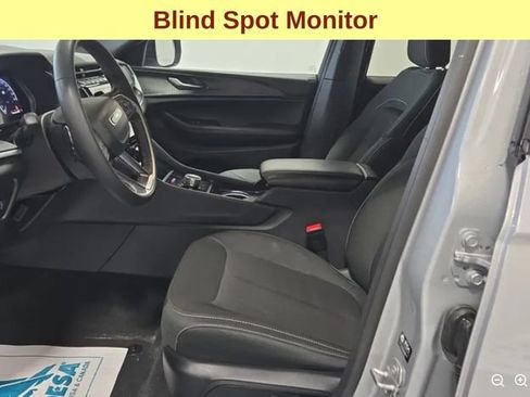 Used 2025 Jeep Grand Cherokee Laredo X w/ MOPAR Finishing Package AWD/4WD image 5