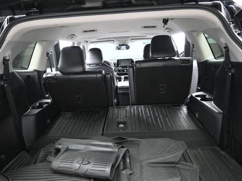 Used 2022 Toyota Highlander XLE AWD/4WD image 18