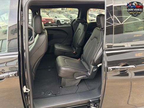 New 2026 Chrysler Pacifica Select w/ S Appearance Package image 21