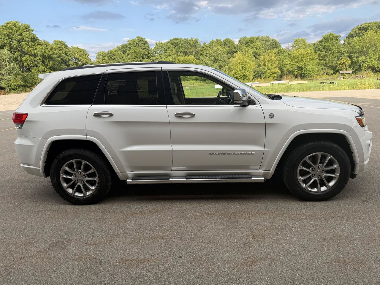 Used 2015 Jeep Grand Cherokee Overland w/ Advanced Technology Group AWD/4WD image 4