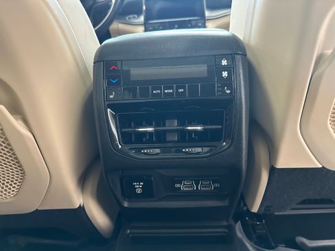Used 2021 Jeep Grand Cherokee L Limited AWD/4WD image 14